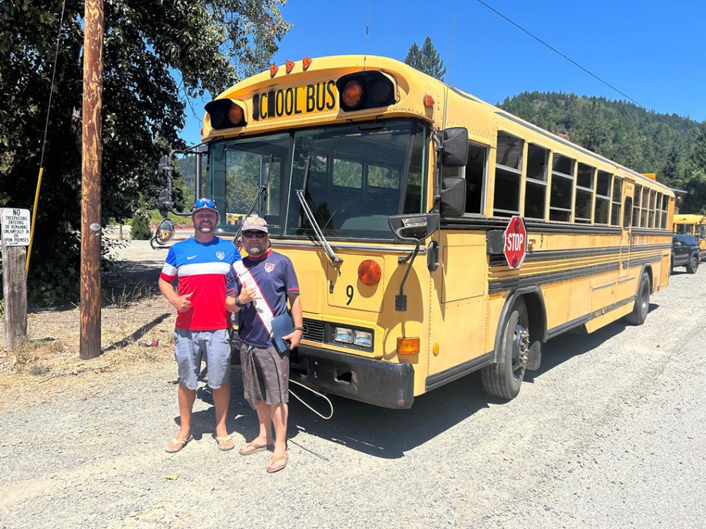 Gatinho and Pupsik purchasing the bus